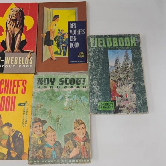 LOT OF 7 BOY CUB SCOUT BOOKS 60'S BEAR LION DEN CHIEF MOTHER HAND FIELD BOOK - Picture 4 of 6